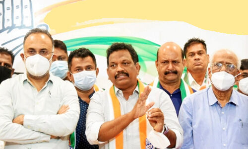 ഗോവയില് നാടകീയ നീക്കങ്ങള്, പ്രതിപക്ഷ നേതാവ് മുഖ്യമന്ത്രിയുടെ വസതിയില് ഗോവയില് നാടകീയ നീക്കങ്ങള്, പ്രതിപക്ഷ നേതാവ് മുഖ്യമന്ത്രിയുടെ വസതിയില്