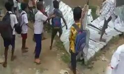 ഉച്ചഭക്ഷണം കൊടുത്തില്ല; ബിഹാറിൽ വിദ്യാർഥികൾ സ്കൂൾ അടിച്ചു തകർത്തു ഉച്ചഭക്ഷണം കൊടുത്തില്ല; ബിഹാറിൽ വിദ്യാർഥികൾ സ്കൂൾ അടിച്ചു തകർത്തു