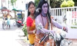 വിലക്കയറ്റത്തിനെതിരേ ശിവന്റെ വേഷം ധരിച്ച് തെരുവ്നാടകം: അസമില് മതവികാരം വ്രണപ്പെടുത്തിയെന്നാരോപിച്ച് പ്രതിഷേധക്കാരന് അറസ്റ്റില് വിലക്കയറ്റത്തിനെതിരേ ശിവന്റെ വേഷം ധരിച്ച് തെരുവ്നാടകം: അസമില് മതവികാരം വ്രണപ്പെടുത്തിയെന്നാരോപിച്ച് പ്രതിഷേധക്കാരന് അറസ്റ്റില്