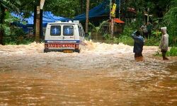 കാസര്കോട് കനത്ത മഴ; നദികള് കരകവിഞ്ഞു, വീടുകളില് വെള്ളം കയറി കാസര്കോട് കനത്ത മഴ; നദികള് കരകവിഞ്ഞു, വീടുകളില് വെള്ളം കയറി