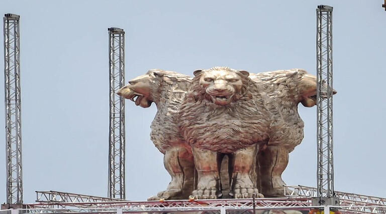 പുതിയ പാര്‍ലമെന്റ് മന്ദിരത്തിന് മുകളിലെ കൂറ്റന്‍ ദേശീയചിഹ്നം പ്രധാനമന്ത്രി അനാച്ഛാദനം ചെയ്തു