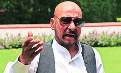 കോഹ്ലിക്കെതിരേ കിര്മാണിയും; ഫസ്റ്റ് ക്ലാസ്സ് ക്രിക്കറ്റില് കളിച്ച് ഫോം വീണ്ടെടുക്കണം കോഹ്ലിക്കെതിരേ കിര്മാണിയും; ഫസ്റ്റ് ക്ലാസ്സ് ക്രിക്കറ്റില് കളിച്ച് ഫോം വീണ്ടെടുക്കണം