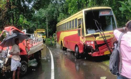 കോട്ടയത്ത് കെഎസ്ആര്‍ടിസി ബസും ഗ്യാസ് ലോറിയും കൂട്ടിയിടിച്ചു;ലോറി ഡ്രൈവര്‍ക്ക് ദാരുണാന്ത്യം