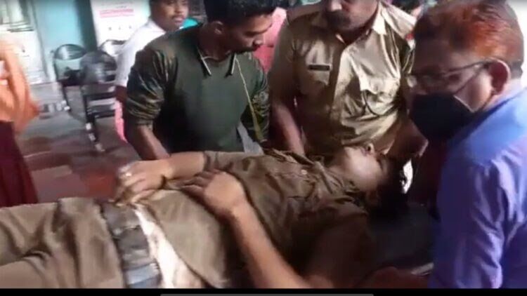 കാട്ടിലേക്ക് തുരത്തുന്നതിനിടെ കാട്ടാനയുടെ ചവിട്ടേറ്റ് പോലിസുകാരന് പരിക്ക് കാട്ടിലേക്ക് തുരത്തുന്നതിനിടെ കാട്ടാനയുടെ ചവിട്ടേറ്റ് പോലിസുകാരന് പരിക്ക്
