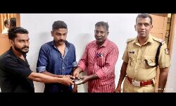 കളഞ്ഞു കിട്ടിയ 50,000 രൂപയും മൊബൈല് ഫോണും പോലിസില് ഏല്പ്പിച്ച് ഓട്ടോ ഡ്രൈവര് മാതൃകയായി കളഞ്ഞു കിട്ടിയ 50,000 രൂപയും മൊബൈല് ഫോണും പോലിസില് ഏല്പ്പിച്ച് ഓട്ടോ ഡ്രൈവര് മാതൃകയായി