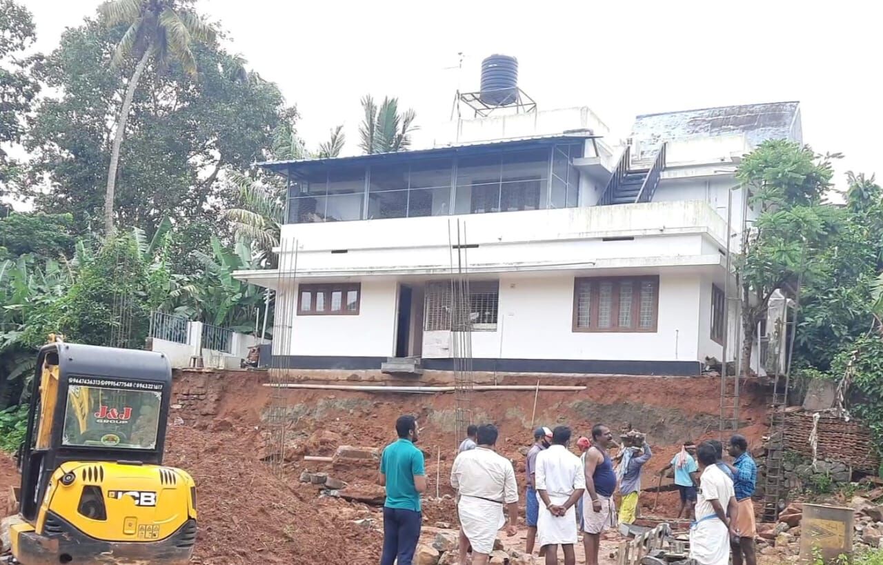 കോട്ടമുറിയില് വീടിനോട് ചേര്ന്നുള്ള സംരക്ഷാഭിത്തിയടക്കം ഇടിഞ്ഞുവീണു കോട്ടമുറിയില് വീടിനോട് ചേര്ന്നുള്ള സംരക്ഷാഭിത്തിയടക്കം ഇടിഞ്ഞുവീണു