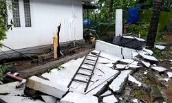 മിന്നല് ചുഴലിക്കാറ്റ്; തൃശൂരില് മരങ്ങള് കടപുഴകി, മേല്ക്കൂരകള് പറന്നുപോയി മിന്നല് ചുഴലിക്കാറ്റ്; തൃശൂരില് മരങ്ങള് കടപുഴകി, മേല്ക്കൂരകള് പറന്നുപോയി