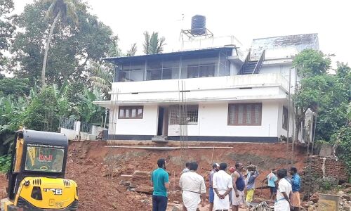 കോട്ടമുറിയില്‍ വീടിനോട് ചേര്‍ന്നുള്ള സംരക്ഷാഭിത്തിയടക്കം ഇടിഞ്ഞുവീണു
