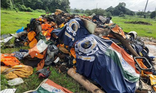 മാലിന്യക്കൂമ്പാരത്തില്‍ ദേശീയപതാകകള്‍: മൂന്നുപേര്‍ അറസ്റ്റില്‍