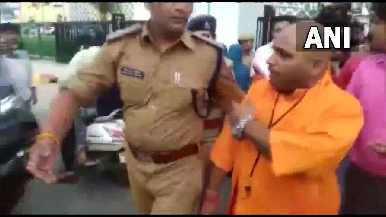 ലഖ്നോ ലുലു മാളിനകത്ത് സുന്ദരകാണ്ഡം ചൊല്ലാൻ ശ്രമിച്ചു; മൂന്ന് പേരെ പോലിസ് കസ്റ്റഡിയിലെടുത്തു ലഖ്നോ ലുലു മാളിനകത്ത് സുന്ദരകാണ്ഡം ചൊല്ലാൻ ശ്രമിച്ചു; മൂന്ന് പേരെ പോലിസ് കസ്റ്റഡിയിലെടുത്തു