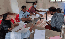 മണിയന്‍ കിണര്‍ നിവാസികള്‍ക്ക് പട്ടയം നല്‍കാന്‍ ഉദ്യോഗസ്ഥര്‍ ഊരിലെത്തി രേഖകള്‍ ശേഖരിച്ചു