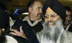 എയര് ഇന്ത്യ വിമാനത്തില് ബോംബ്വച്ച കേസില് പ്രതിചേര്ക്കപ്പെട്ടശേഷം വിട്ടയച്ചയാള് കാനഡയില് വെടിയേറ്റ് മരിച്ചു എയര് ഇന്ത്യ വിമാനത്തില് ബോംബ്വച്ച കേസില് പ്രതിചേര്ക്കപ്പെട്ടശേഷം വിട്ടയച്ചയാള് കാനഡയില് വെടിയേറ്റ് മരിച്ചു