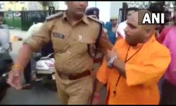 ലഖ്നോ ലുലു മാളിനകത്ത് സുന്ദരകാണ്ഡം ചൊല്ലാൻ ശ്രമിച്ചു; മൂന്ന് പേരെ പോലിസ് കസ്റ്റഡിയിലെടുത്തു