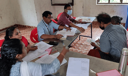 മണിയന്‍ കിണര്‍ നിവാസികള്‍ക്ക് പട്ടയം നല്‍കാന്‍ ഉദ്യോഗസ്ഥര്‍ ഊരിലെത്തി രേഖകള്‍ ശേഖരിച്ചു