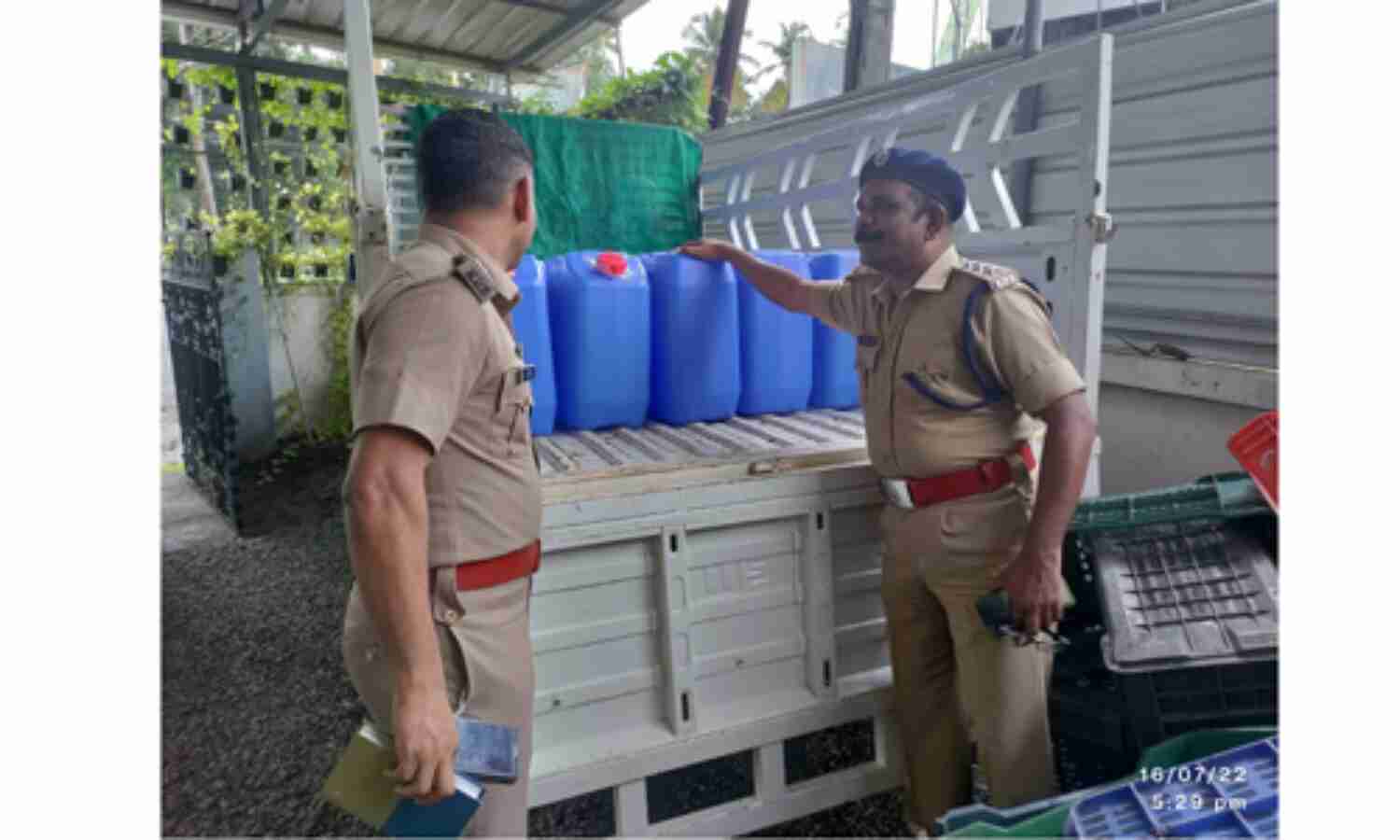 അങ്കമാലിയില് വന് സ്പിരിറ്റ് വേട്ട; 2345 ലിറ്റര് സ്പിരിറ്റും 954 ലിറ്റര് മദ്യവും പിടികൂടി;യുവതിയടക്കം രണ്ടു പേര് പിടിയില് അങ്കമാലിയില് വന് സ്പിരിറ്റ് വേട്ട; 2345 ലിറ്റര് സ്പിരിറ്റും 954 ലിറ്റര് മദ്യവും പിടികൂടി;യുവതിയടക്കം രണ്ടു പേര് പിടിയില്
