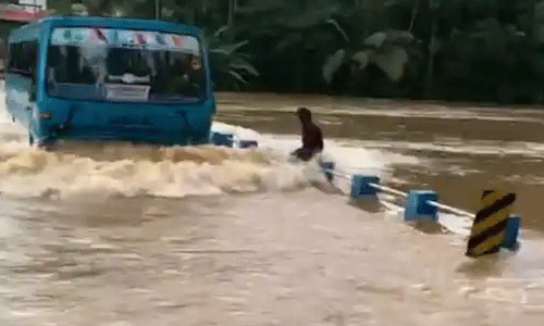 വെള്ളത്തില്‍ മുങ്ങിയ പാലത്തിലൂടെ സാഹസിക യാത്ര; ബസിന് പിഴ ചുമത്തി ട്രാഫിക് പോലിസ്