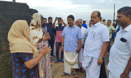 കടല്ക്ഷോഭം: ചാമുണ്ഡിവളപ്പ് മന്ത്രി അഹമ്മദ് ദേവര്കോവില് സന്ദര്ശിച്ചു കടല്ക്ഷോഭം: ചാമുണ്ഡിവളപ്പ് മന്ത്രി അഹമ്മദ് ദേവര്കോവില് സന്ദര്ശിച്ചു