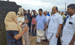 കടല്ക്ഷോഭം: ചാമുണ്ഡിവളപ്പ് മന്ത്രി അഹമ്മദ് ദേവര്കോവില് സന്ദര്ശിച്ചു കടല്ക്ഷോഭം: ചാമുണ്ഡിവളപ്പ് മന്ത്രി അഹമ്മദ് ദേവര്കോവില് സന്ദര്ശിച്ചു