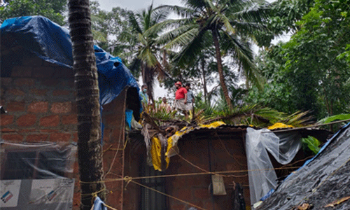 മഴക്കെടുതി: തുഷാരഗിരിയില്‍ രണ്ട് പേര്‍ ഒഴുക്കില്‍പ്പെട്ടു; 19 വീടുകള്‍ക്ക് ഭാഗികനാശം