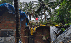 മഴക്കെടുതി: തുഷാരഗിരിയില് രണ്ട് പേര് ഒഴുക്കില്പ്പെട്ടു; 19 വീടുകള്ക്ക് ഭാഗികനാശം മഴക്കെടുതി: തുഷാരഗിരിയില് രണ്ട് പേര് ഒഴുക്കില്പ്പെട്ടു; 19 വീടുകള്ക്ക് ഭാഗികനാശം