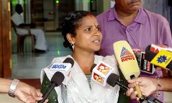 കൂറുമറാതിരിക്കാൻ പണം ചോദിച്ചു; മാധ്യമങ്ങൾക്ക് മുന്നിൽ പൊട്ടിക്കരഞ്ഞ് മധുവിന്റെ സഹോദരി