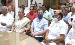 പ്രതിപക്ഷത്തിന്റെ ഉപരാഷ്ട്രപതി സ്ഥാനാര്ഥി മാര്ഗരറ്റ് ആല്വ നാമനിര്ദേശപത്രിക സമര്പ്പിച്ചു പ്രതിപക്ഷത്തിന്റെ ഉപരാഷ്ട്രപതി സ്ഥാനാര്ഥി മാര്ഗരറ്റ് ആല്വ നാമനിര്ദേശപത്രിക സമര്പ്പിച്ചു