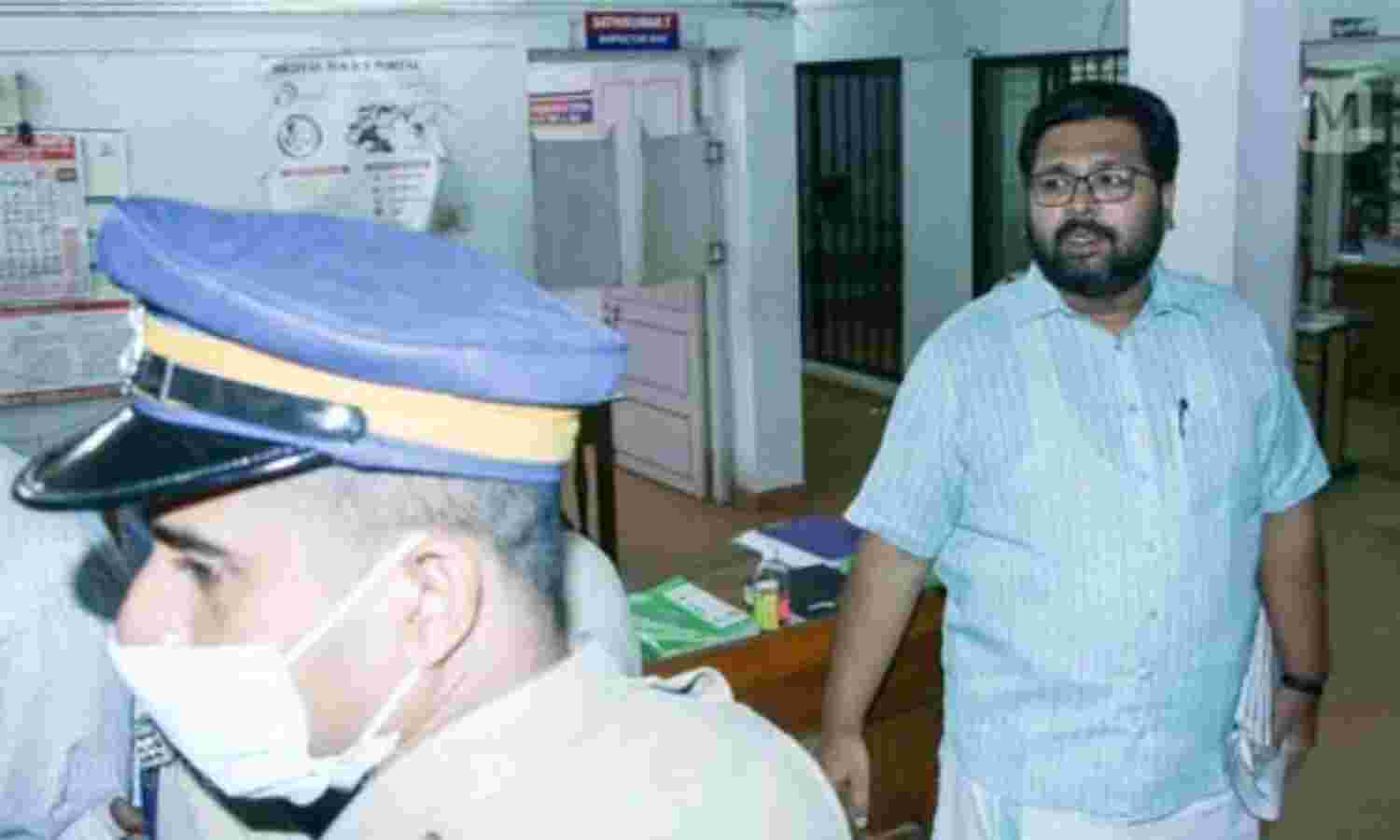 വധശ്രമക്കേസ്: ശബരീനാഥന് ഇന്ന് ചോദ്യം ചെയ്യലിന് ഹാജരാവും; സര്ക്കാരിനെതിരേ പ്രതിഷേധം കടുപ്പിക്കാന് പ്രതിപക്ഷം വധശ്രമക്കേസ്: ശബരീനാഥന് ഇന്ന് ചോദ്യം ചെയ്യലിന് ഹാജരാവും; സര്ക്കാരിനെതിരേ പ്രതിഷേധം കടുപ്പിക്കാന് പ്രതിപക്ഷം