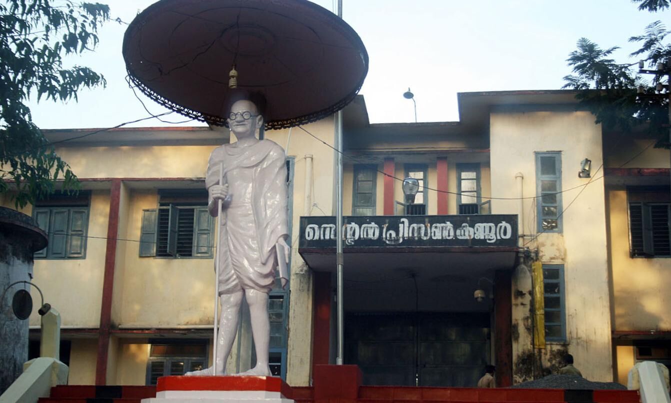 റിമാൻഡ് പ്രതിയായ ആദിവാസി യുവാവിനെ ജയിലില് തൂങ്ങിമരിച്ച നിലയില് കണ്ടെത്തി റിമാൻഡ് പ്രതിയായ ആദിവാസി യുവാവിനെ ജയിലില് തൂങ്ങിമരിച്ച നിലയില് കണ്ടെത്തി