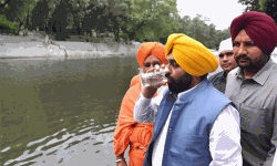 നദീജലം ശുദ്ധമാണെന്ന് തെളിയിക്കാന്‍ കുടിച്ചു കാണിച്ചു; ചികില്‍സ തേടിയ പഞ്ചാബ് മുഖ്യമന്ത്രി ആശുപത്രി വിട്ടു