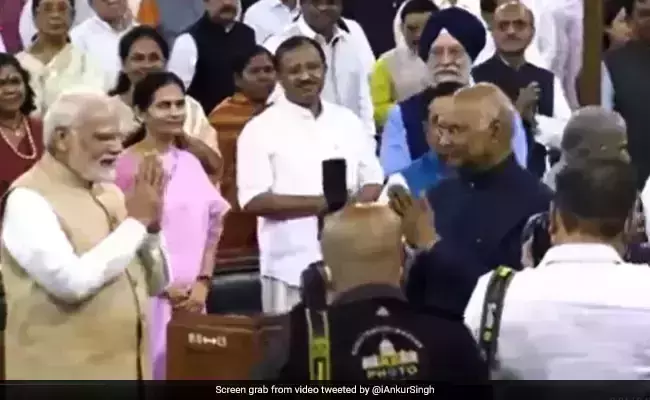 രാഷ്ട്രപതിയുടെ യാത്രയയപ്പ് ചടങ്ങിനിടെ മോദി കാമറയിലേക്ക് നോക്കിനിന്ന വീഡിയോ ട്വിറ്റര് തടഞ്ഞു രാഷ്ട്രപതിയുടെ യാത്രയയപ്പ് ചടങ്ങിനിടെ മോദി കാമറയിലേക്ക് നോക്കിനിന്ന വീഡിയോ ട്വിറ്റര് തടഞ്ഞു
