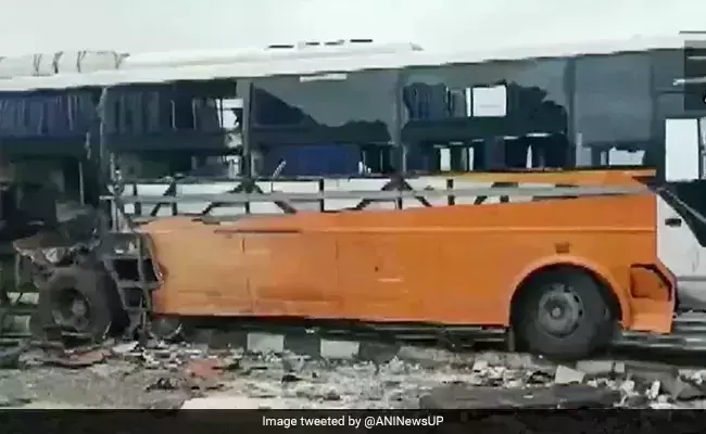 യുപി എക്സ്പ്രസ്വേയില് ഡബിള്ഡക്കര് ബസ്സുകൾ കൂട്ടിയിടിച്ചു; 8 മരണം യുപി എക്സ്പ്രസ്വേയില് ഡബിള്ഡക്കര് ബസ്സുകൾ കൂട്ടിയിടിച്ചു; 8 മരണം