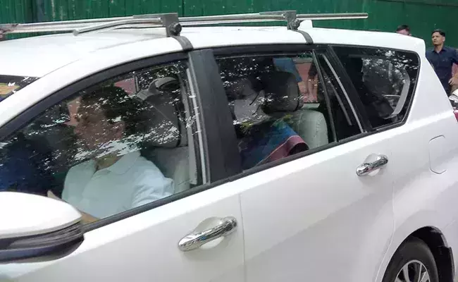 സോണിയാഗാന്ധി ഇ ഡി ഓഫിസിലെത്തി; അനുഗമിച്ച് രാഹുലും പ്രിയങ്കയും സോണിയാഗാന്ധി ഇ ഡി ഓഫിസിലെത്തി; അനുഗമിച്ച് രാഹുലും പ്രിയങ്കയും