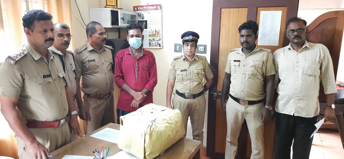വേങ്ങരയില് വന് കഞ്ചാവ് വേട്ട; 12 കിലോ കഞ്ചാവുമായി യുവാവ് പിടിയില് വേങ്ങരയില് വന് കഞ്ചാവ് വേട്ട; 12 കിലോ കഞ്ചാവുമായി യുവാവ് പിടിയില്
