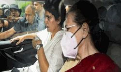 ഇഡിയെ ഉപയോഗിച്ച് സോണിയാ ഗാന്ധിയെ വേട്ടയാടുന്നു; യൂത്ത് കോണ്‍ഗ്രസ് പ്രവര്‍ത്തകര്‍ അങ്ങാടിപ്പുറത്ത് ട്രെയിന്‍ തടഞ്ഞ് പ്രതിഷേധിച്ചു