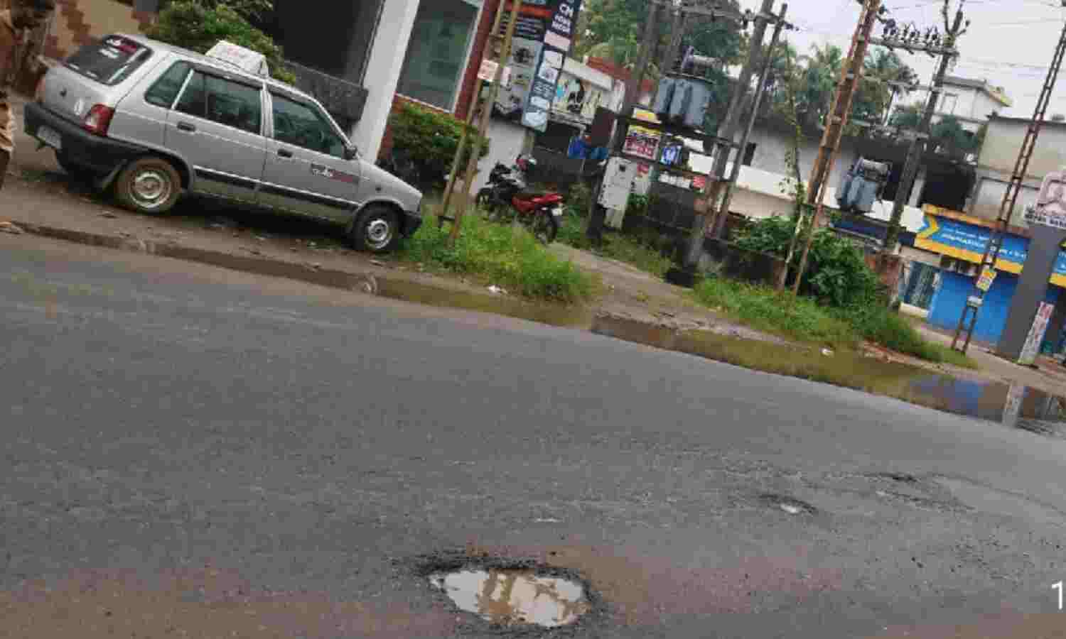 യാത്രക്കാരുടെ നടുവൊടിക്കുന്നറോഡുകളുമായി പൊതുമരാമത്ത് വകുപ്പ് യാത്രക്കാരുടെ നടുവൊടിക്കുന്നറോഡുകളുമായി പൊതുമരാമത്ത് വകുപ്പ്
