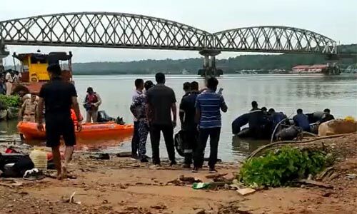 ഗോവയില് നിയന്ത്രണം വിട്ട കാര് നദിയിലേക്ക് വീണു; നാലുപേരെ കാണാതായി ഗോവയില് നിയന്ത്രണം വിട്ട കാര് നദിയിലേക്ക് വീണു; നാലുപേരെ കാണാതായി