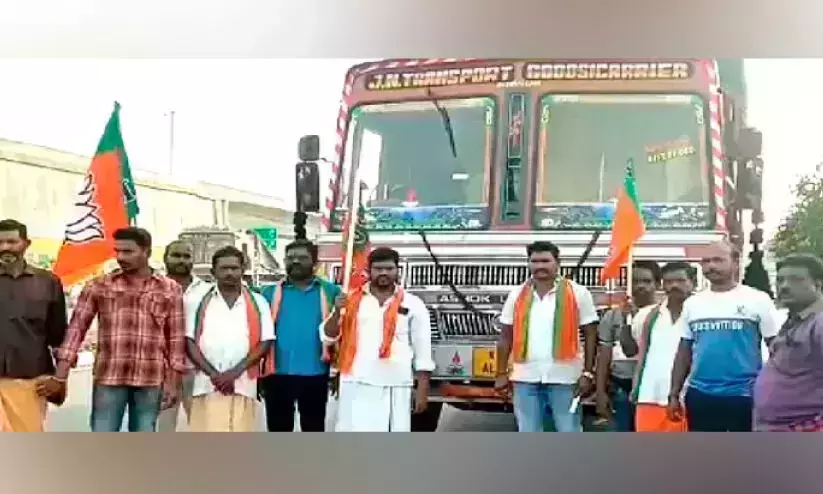 കേരളത്തിലേക്ക് പോത്തുകളെ കൊണ്ടുവരികയായിരുന്ന ലോറി തമിഴ്നാട്ടില് ബിജെപി പ്രവര്ത്തകര് തടഞ്ഞു കേരളത്തിലേക്ക് പോത്തുകളെ കൊണ്ടുവരികയായിരുന്ന ലോറി തമിഴ്നാട്ടില് ബിജെപി പ്രവര്ത്തകര് തടഞ്ഞു