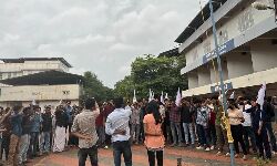 തൃശൂര്‍ എഞ്ചിനീയറിങ് കോളജില്‍ പോലിസ് അതിക്രമം: എസ്ഫ്‌ഐ യൂനിറ്റ് പ്രതിഷേധം സംഘടിപ്പിച്ചു