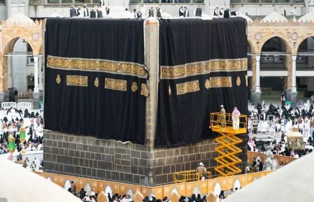 വിശുദ്ധ കഅ്ബയുടെ കിസ്‌വ മാറ്റി