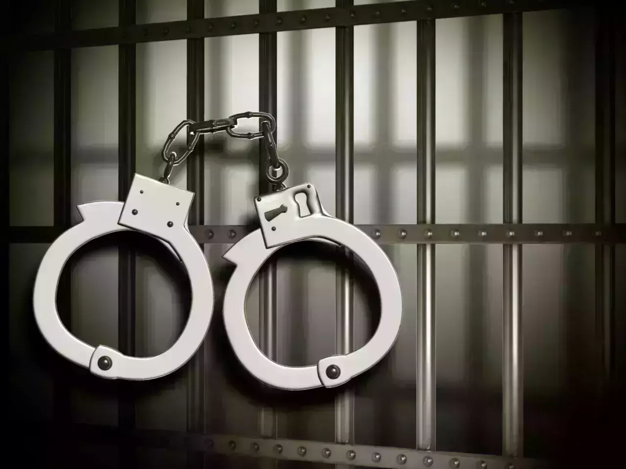പന്തളത്ത് എംഡിഎംഎ വേട്ട; യുവതി ഉള്പ്പെടെ അഞ്ച് പേര് പിടിയില് പന്തളത്ത് എംഡിഎംഎ വേട്ട; യുവതി ഉള്പ്പെടെ അഞ്ച് പേര് പിടിയില്