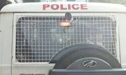 വീട്ടമ്മയെ തട്ടിക്കൊണ്ടുപോയി ആഭരണം കവർന്നശേഷം വഴിയിൽത്തള്ളി വീട്ടമ്മയെ തട്ടിക്കൊണ്ടുപോയി ആഭരണം കവർന്നശേഷം വഴിയിൽത്തള്ളി