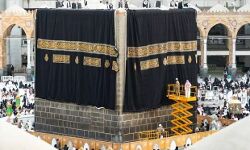 വിശുദ്ധ കഅ്ബയുടെ കിസ്‌വ മാറ്റി