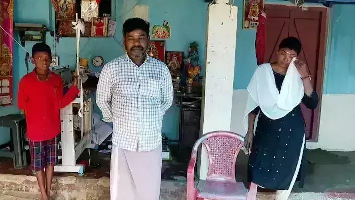 മഷി നോട്ടത്തിലൂടെ മോഷ്ടാവാക്കി ചാപ്പകുത്തി; പാലക്കാട് ചക്ലിയ കുടുംബത്തെ ഊരുവിലക്കി സമുദായം മഷി നോട്ടത്തിലൂടെ മോഷ്ടാവാക്കി ചാപ്പകുത്തി; പാലക്കാട് ചക്ലിയ കുടുംബത്തെ ഊരുവിലക്കി സമുദായം