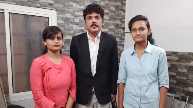 തന്യയും ലതികയും അഭിഭാഷകനോടൊപ്പം തന്യയും ലതികയും അഭിഭാഷകനോടൊപ്പം