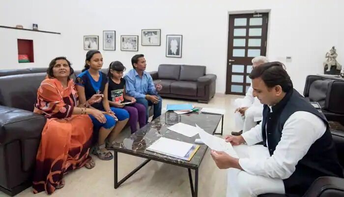 അന്നത്തെ യുപി മുഖ്യമന്ത്രി അഖിലേഷ് യാദവ് ഇരകളെ ഓഫിസില് വിളിച്ചപ്പോള് അന്നത്തെ യുപി മുഖ്യമന്ത്രി അഖിലേഷ് യാദവ് ഇരകളെ ഓഫിസില് വിളിച്ചപ്പോള്