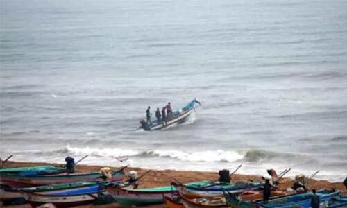 കടല് പ്രക്ഷുബ്ധമാവും, ഉയര്ന്ന തിരമാലയ്ക്കും സാധ്യത; അഞ്ചുദിവസം അറബിക്കടലില് മല്സ്യബന്ധനത്തിന് വിലക്ക് കടല് പ്രക്ഷുബ്ധമാവും, ഉയര്ന്ന തിരമാലയ്ക്കും സാധ്യത; അഞ്ചുദിവസം അറബിക്കടലില് മല്സ്യബന്ധനത്തിന് വിലക്ക്