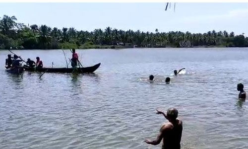 തിരൂര് പൊന്നാനി പുഴയില് തോണി മറിഞ്ഞ് യുവാവിനെ കാണാതായി തിരൂര് പൊന്നാനി പുഴയില് തോണി മറിഞ്ഞ് യുവാവിനെ കാണാതായി