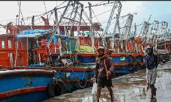 സംസ്ഥാനത്തെ ട്രോളിങ് നിരോധനം അവസാനിച്ചെങ്കിലും കടലില്‍ പോകുന്നതിന് വിലക്ക്