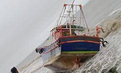 മുനമ്പത്ത് നിന്നും മല്‍സ്യബന്ധനത്തിന് പോയ ബോട്ട് നിയന്ത്രണം വിട്ട് കടലില്‍ മറിഞ്ഞു;മല്‍സ്യതൊഴിലാളികള്‍ നീന്തി രക്ഷപെട്ടു