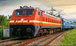 കൊങ്കണ്‍ പാതയില്‍ മണ്ണിടിച്ചില്‍; ട്രെയിന്‍ ഗതാഗതത്തിന് നിയന്ത്രണം